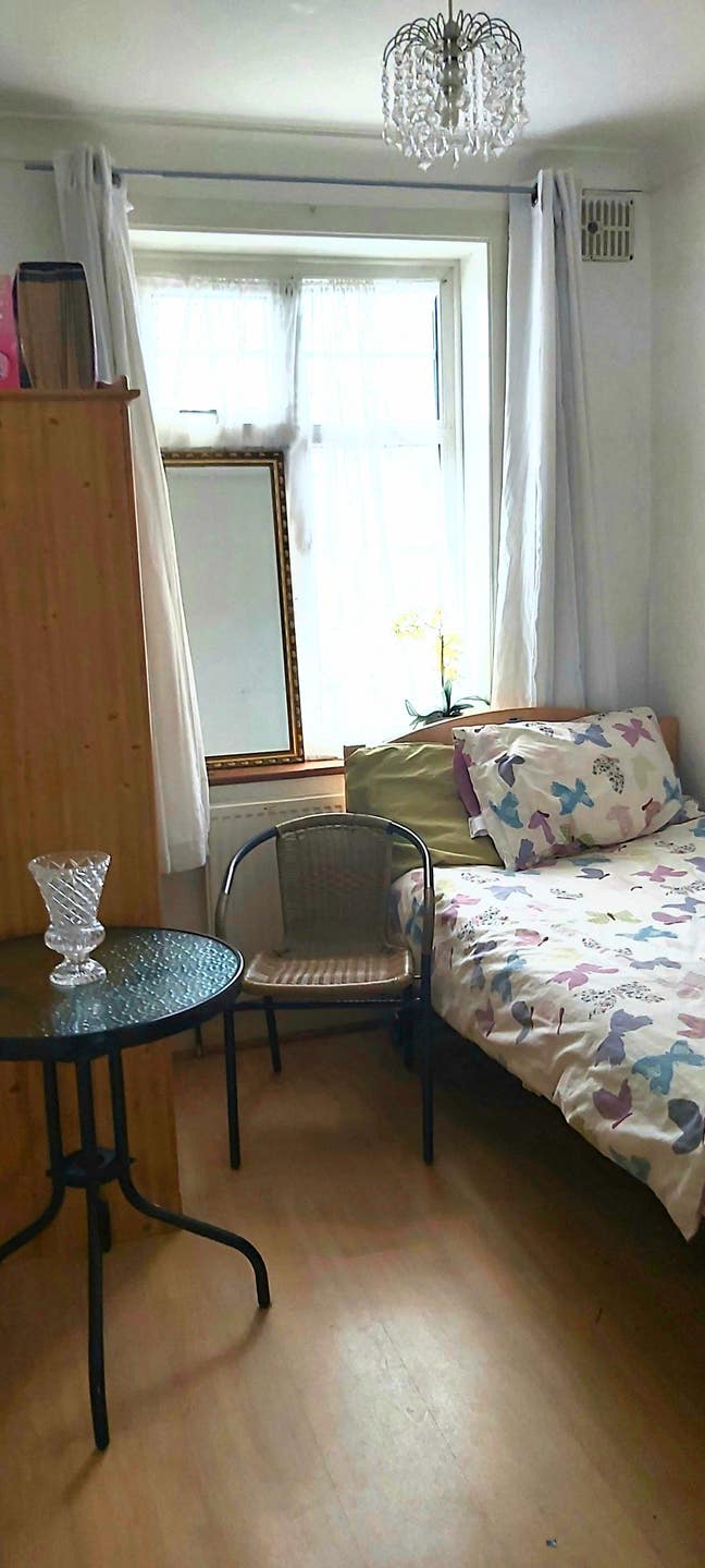 A single room in lovely family home  Main Photo