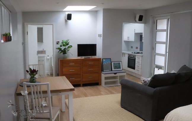 Spacious Self-Contained Furnished Studio Flat Main Photo