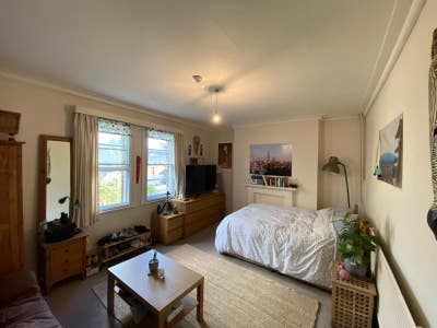 Large double room in excellent location Main Photo