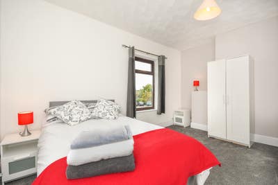 Large Room. Wooden Floors. Big Windows Main Photo