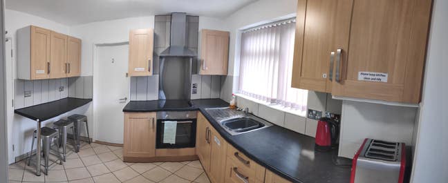 Double Room to Rent inc. Bills Crawley Town Centre Main Photo