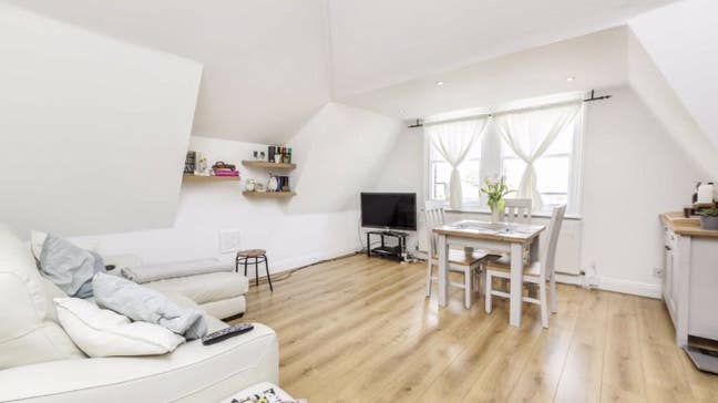 King-Sized bedroom in a 2 bed flat in Balham Main Photo