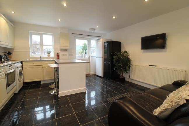 1 x Immaculate Double Bedrooms Available  Main Photo