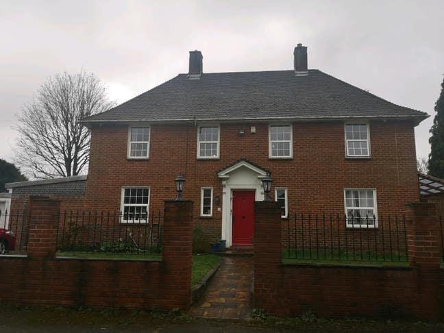 Room In a Private Road A Detached Property Main Photo