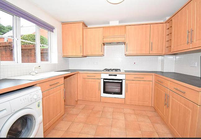 Close to M5 Single Ensuite (Bills & Furnished) Main Photo