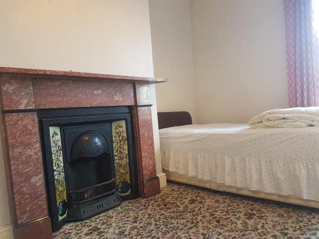 Single Room with washbasin - near Infirmary Main Photo