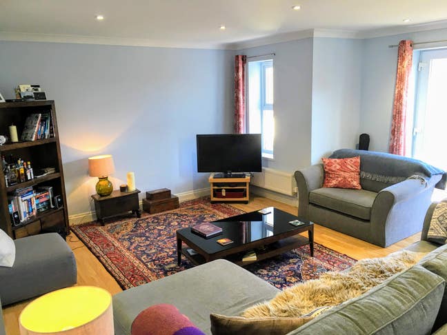 Smart, airy room for rent Main Photo