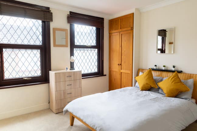  First  Weekend  Rent  Free  -  Professionals Main Photo