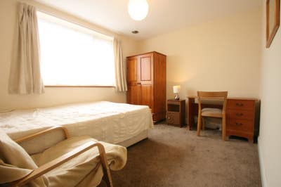 Double room in friendly flat in Raynes Park/Morden Main Photo