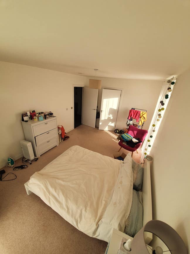 Sun-soaked room with natural light (all day long)  Main Photo