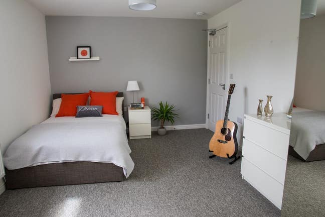 Ensuite with Garden Access and Views Main Photo