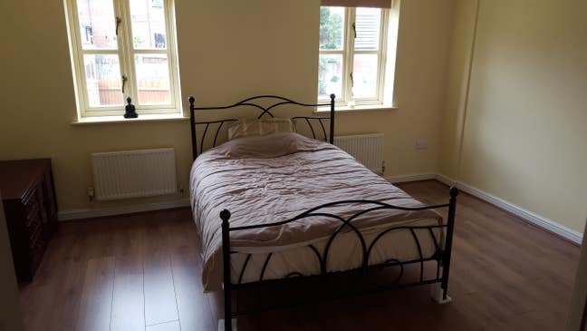 Large Double bed room - Short term considered Main Photo