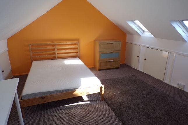 Comfortable 5 Bedroom, 2 Bathroom House, Call Now Main Photo