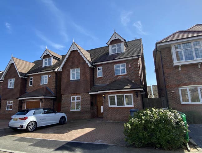 Double room in beautiful Stanmore house Main Photo