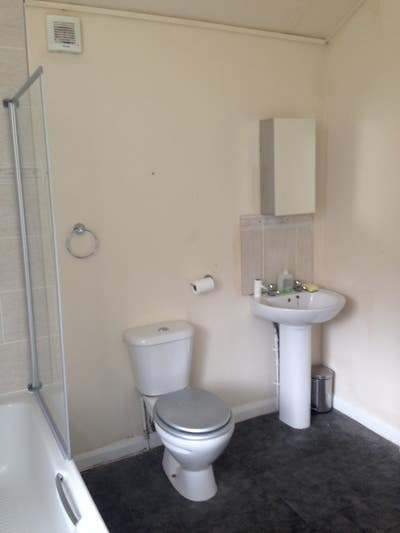 1 room  to let in a 4 bedroomed large property Main Photo