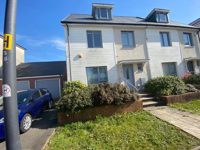 Large double room to rent.- Cheswick Village Main Photo