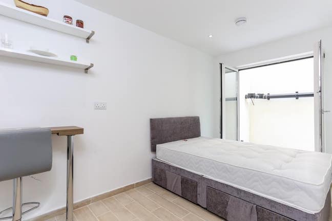 Amazing bedsit close to Westfield zone 2 Main Photo