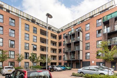 Modern Two Bedroom Apartment near Romford Station Main Photo