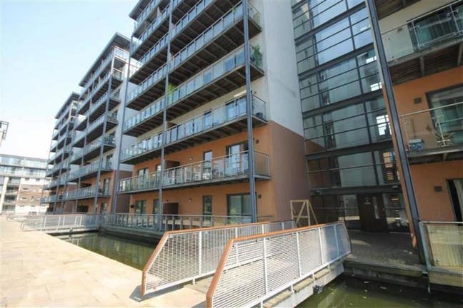 Bright & Spacious 3 Bedroom in Converted Mill Main Photo