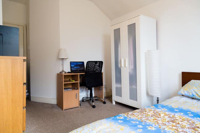 Great room, great location in Slough Main Photo
