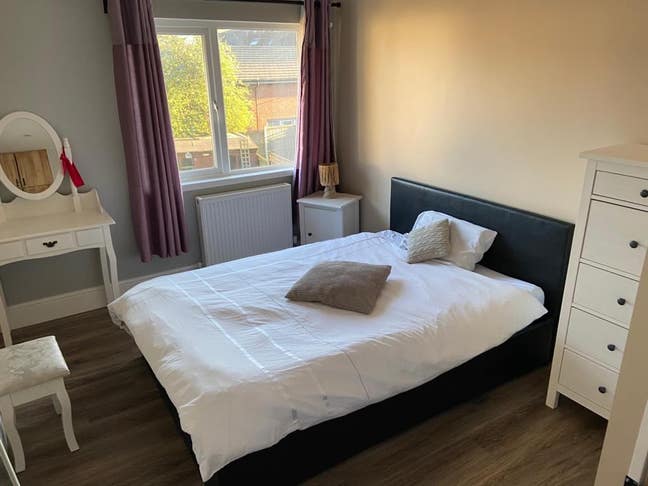 1 bedroom in a three bedroom house to rent. Main Photo