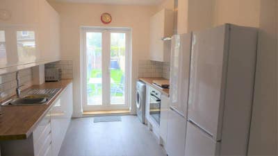 1x fully furnished double room in Tennyson Rd Main Photo