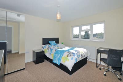 Large Sunny Double Ensuite with Garden View Main Photo