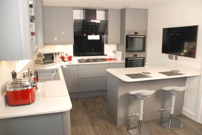 Double Ensuite close to GCHQ & Gloucestershire Air Main Photo