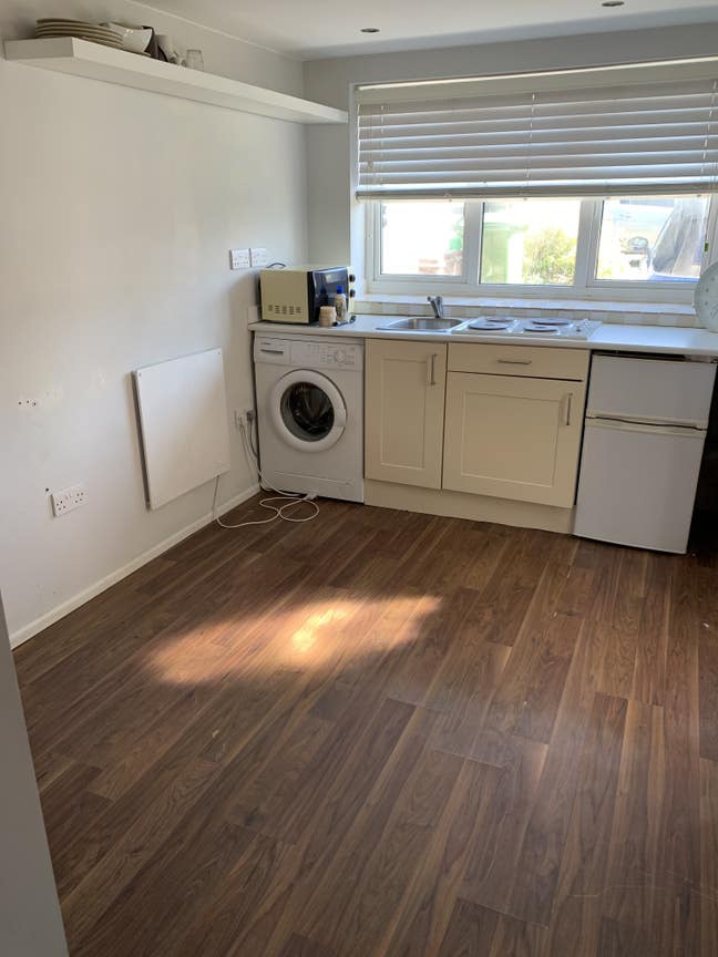 Lovely Studio Flat in quiet residential road Main Photo