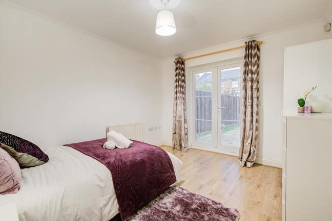 Available Now - Fully Furnished Large Double Room Main Photo