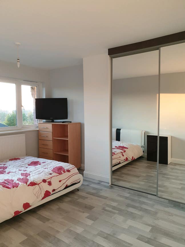 Spacious, newly decorated, fully furnished house! Main Photo