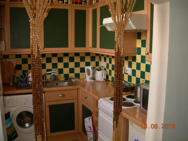 2 bedroom central flat.  Lounge & separate kitchen Main Photo