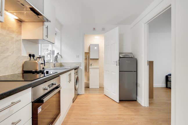 Two friends for self contained annex in Tooting  Main Photo