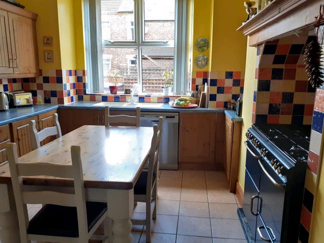 Bright and spacious ensuite Main Photo
