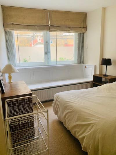  Light  quiet double room, 5 mins walk to tube Main Photo
