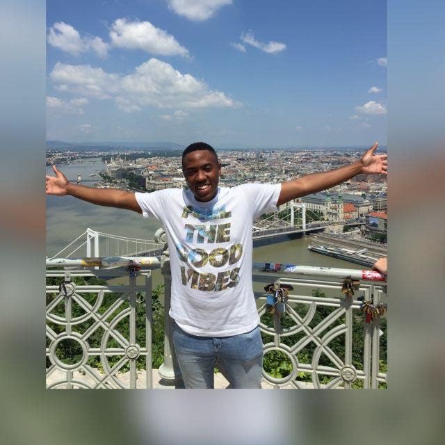 Professional seeks spare double bedroom Main Photo