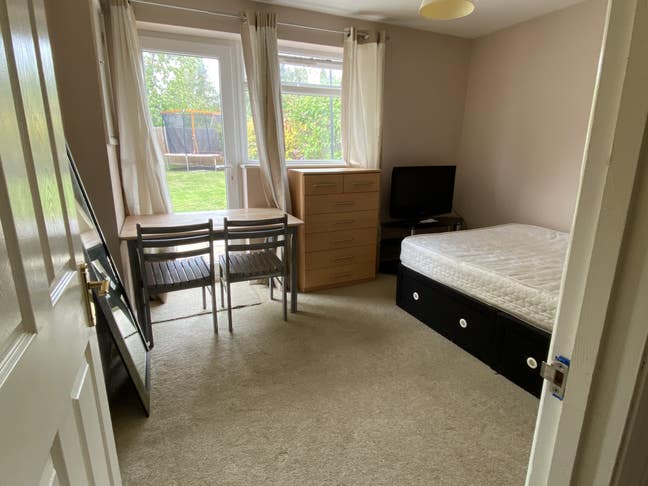 Ground floor room rent, own entrance & ensuite  Main Photo