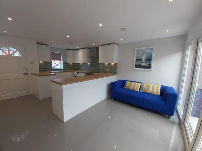  SW20 0UQ  Unique Studio two rooms  FREE  WIFI Main Photo