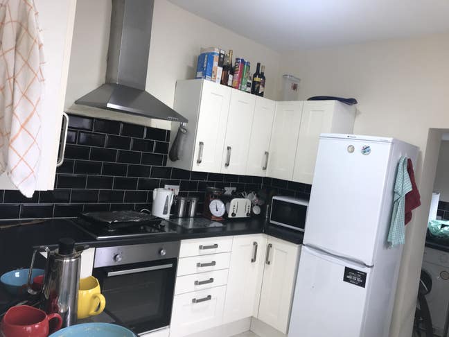 Double bedroom available ( all bills included) Main Photo