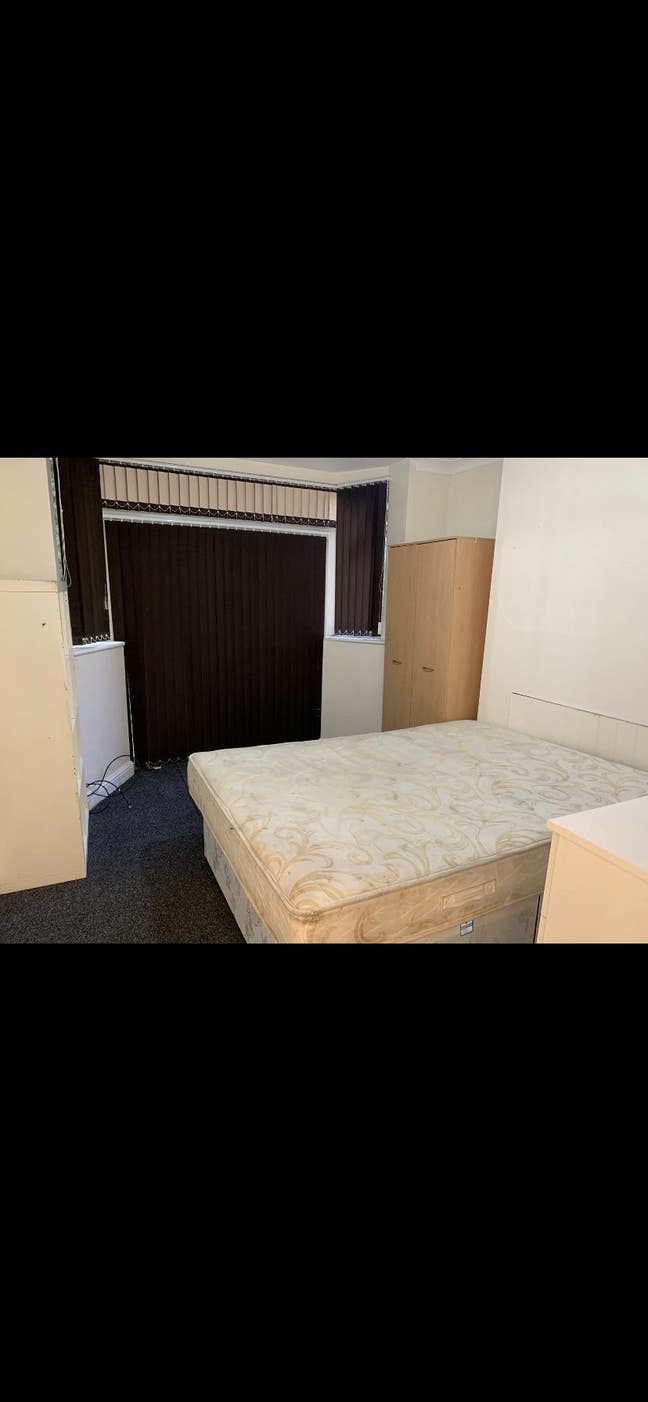 Spacious double, good for city,bills* wifi incl. Main Photo