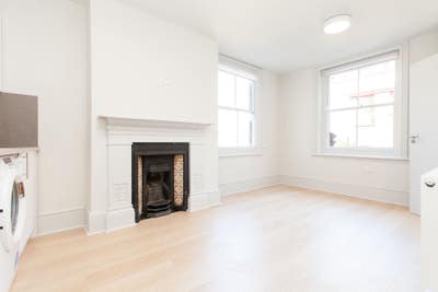 Modern spacious self contained studio flat in N16 Main Photo