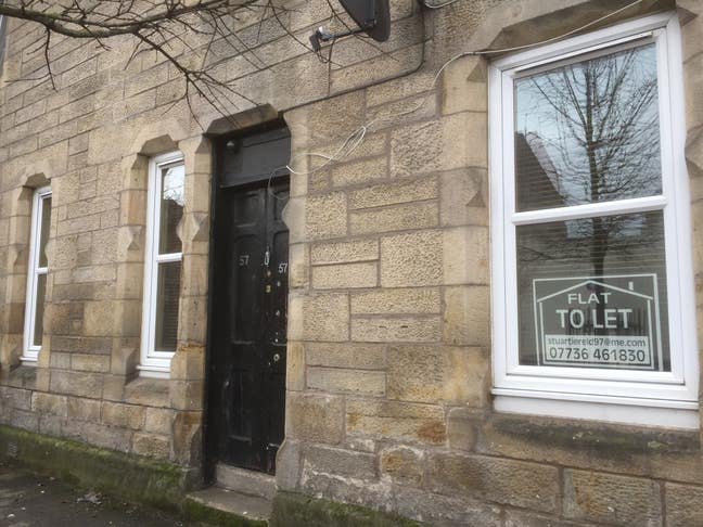 Large double room in city centre flat stirling Main Photo