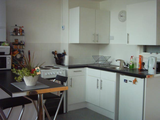 Lovely lrg Twin Room Short let from 14/3 Main Photo