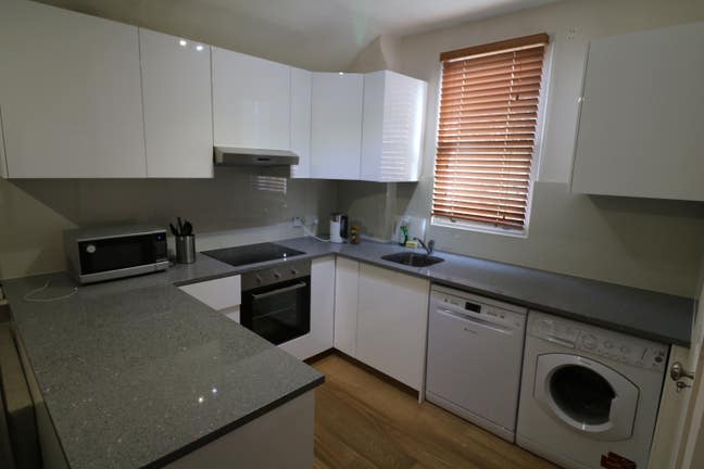 28a | Large Ensuite | Female House | Bills Inc  Main Photo