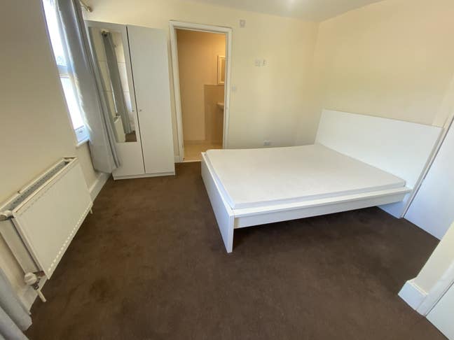 Double Room with En-Suite STAINES  Main Photo