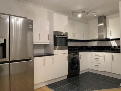 Large double room - available now Main Photo