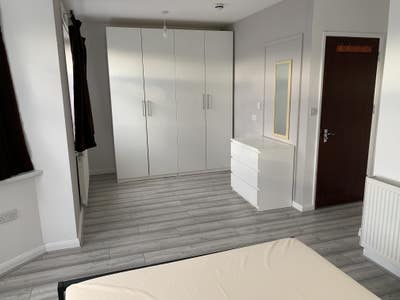 En-suite rooms 5Mins walk from Gants Hill Station Main Photo