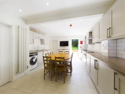 Furnished Ensuite Double Room Available  Main Photo