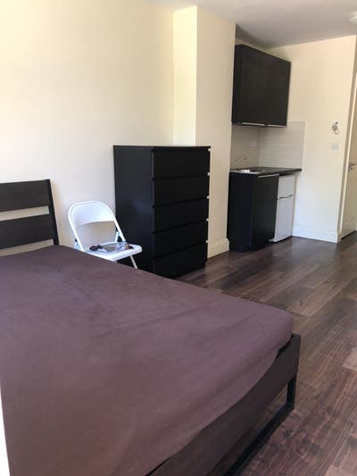 Double room with ensuite in Stunning House Main Photo