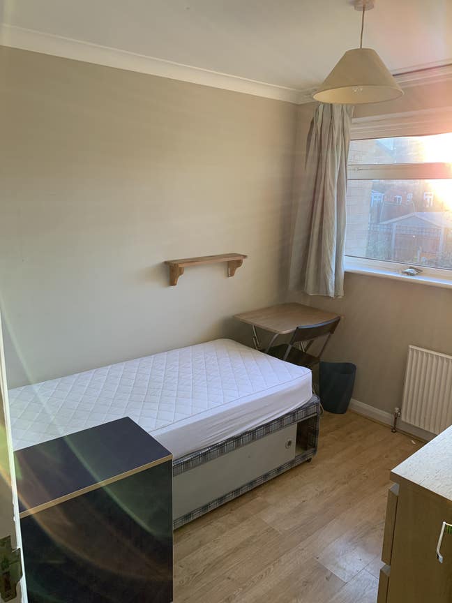 Furnished Single Room  close to Brentwood Station Main Photo